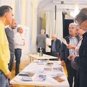 Das «Grüezi» machts aus - An Ständen konnten sich die Neuzuzüger über Muri informieren – unter anderem zur Gesundheitsbranche. Bilder: Annemarie Keusch