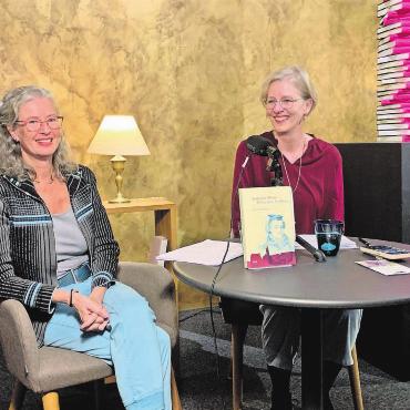 Im Schatten der Geschichte - Frauenpower im Äbtekeller, Catherine Meyer (links) und Michaela Allemann zogen das Publikum in ihren Bann. Bild: gum