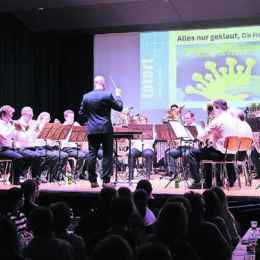 Jahreskonzert als Krimi - Die Brass Band Auw spielte zwei Jahreskonzerte vor ausverkauften Rängen. Bilder: ci