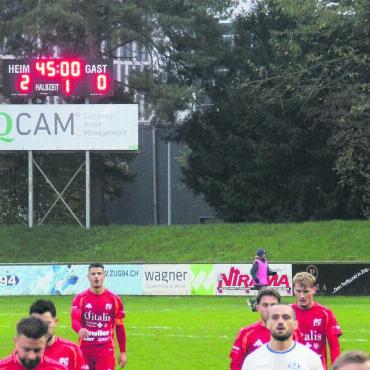 Nichts zu holen beim Leader - Die Anzeigetafel zeigt den Spielstand, die Murianer Gesichter die Enttäuschung. Die Spieler des FC Muri beim Gang in die Halbzeitpause. Bild: pf