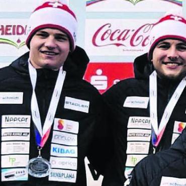Silber zum Debüt - Nils Reich (2. von rechts) freut sich über seine WM-Medaille. Bild: zg