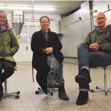Voller Ideen und Tatendrang - Die Idee eines Gemeinschaftszentrums kam von Regula Marthaler (Mitte) und Jan Illing. Lea Küng gehört ebenfalls zur neunköpfigen Kerngruppe. Bild: Annemarie Keusch