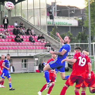 Schlechter Lohn - Der FC Brunnen (in Blau) war offensiv meist harmlos. Die Muri-Abwehr kassiert erstmals seit September 2024 (0:0 gegen Buochs) kein Gegentor. Bild: Patrick Fischer