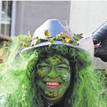 Kunterbunte Fasnachtsparty - Eine Hexe aus Uezwil.