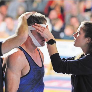 Geschwisterliebe für den Titel - Am letzten Samstag musste Michaela Weber ihrem Bruder Marc den Kopf aufgrund einer Platzwunde einbinden. Bilder: Stefan Sprenger / zg