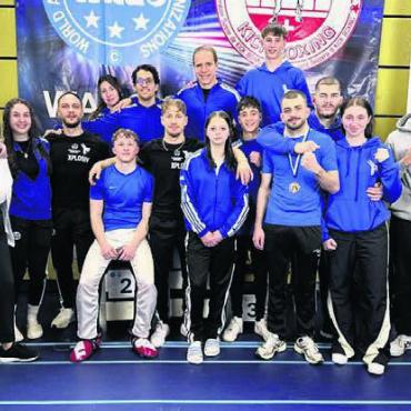 Das beste Team des Landes - Die erfolgreiche Delegation von Kickboxing Wohlen am «Wako»-Turnier in Basel. Bild: zg