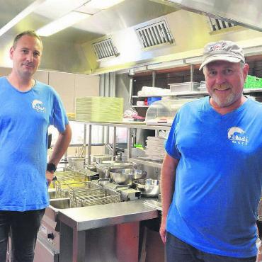 Alles andere als ideal - Zu klein ist sie nicht, aber unpraktisch, gerade was die Abläufe betrifft. Koch Philipp Berger (links) und Betriebsleiter Martin Burkart in der Badi-Küche. Bild: Annemarie Keusch