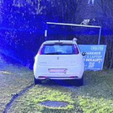 Signaltafel umgefahren - Die Fahrt endete in einer Werbetafel. Bild: pz