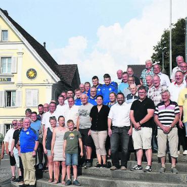 Griff nach den Schwingsternen - Apéro, bestes Essen und gemütliches Beisammensein. Rund 50 Mitglieder des SK Freiamt feierten ihren besonderen Tag im «Sternen» gewohnt bodenständig. Bilder: Daniel Marti