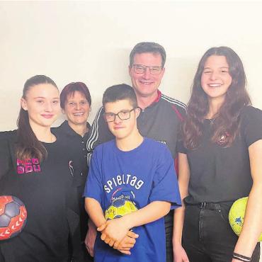 Familiensache - Die Handballfamilie Jaeggi. Für das Foto hat sich jeder ein Shirt von Handball Wohlen angezogen. Von links: Ramona, Manuela, Silvan, Stephan und Fabienne.