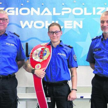 Powerfrau mit Punch - Repol-Chef Marco Veil (links) und sein Stellvertreter Dieter Steininger sind stolz, mit Céline Eberli eine Europameisterin im Team zu haben. Bild: Patrick Fischer