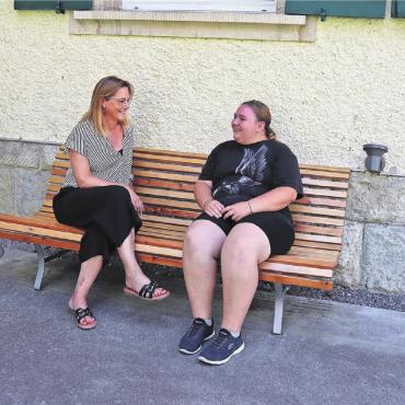 Interessiert an Weiterentwicklung - Nah bei den Menschen: Die neue Stiftungsleiterin Karin Filli (links) im Gespräch mit Alisha Gessler, welche als Bewohnerin des Gärtnerhauses in der Hauswirtschaft mitarbeitet. Bild: vaw