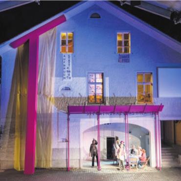 Bewegung auf und vor der Bühne - Schon sieben Jahre ist es her seit der letzten Eigenproduktion. Im Spätsommer 2017 begeisterte das Fassadentheater «Morsch» das Publikum.