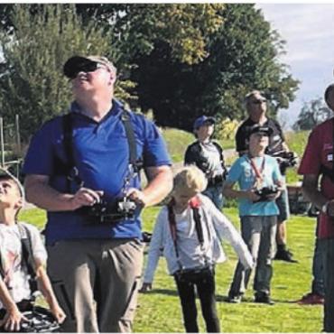 Kindern den Traum vom Fliegen nähergebracht - Kinder lernten am Jugendtag das Modellfliegen kennen. Die Veranstalter ziehen ein positives Fazit des Anlasses. Bild: zg