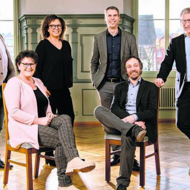 Anderes wird ihnen wichtiger - Auf dem nächsten Gemeinderatsfoto werden neue Gesichter zu sehen sein, von links: die zurücktretenden Beat Küng, Milly Stöckli, Carolynn Handschin, Gemeindeschreiber Severin Bättig und die wieder kandidierenden Hans-Peter Budmiger und Daniel Räber. Bild: zg