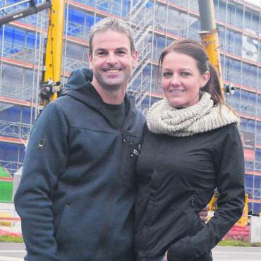 Ein Novum in der Region - Marco und Andrea Staubli verfolgen gespannt die Arbeiten auf der Baustelle: «Es ist faszinierend, was von der Idee bis zur Realisierung alles gegangen ist.» Bild: Celeste Blanc