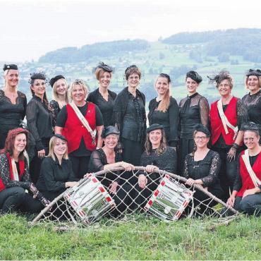 Tanzen bis in den Morgen - Die Vorfreude auf die kommenden Meitlitage 2026 ist bei den Vorstandsfrauen und den Tambourinnen aus den beiden Gemeinden Fahrwangen und Meisterschwanden schon jetzt riesig. Bilder: zg