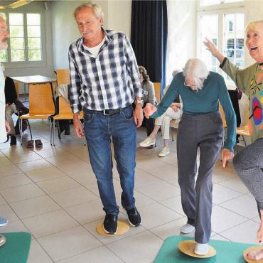 Die Teilnehmenden übten ihr Gleichgewicht auf abgerundeten Hölzern. Bilder: Roger Wetli