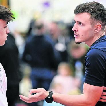Prädikat unbefriedigend - Freiamt-Trainer Michael Bucher (rechts) mit Ringer Saya Brunner. Der 18-Jährige war einer der Lichtblicke der Saison. Viele andere Freiämter blieben unter den Erwartungen. Bild: Alexander Wagner