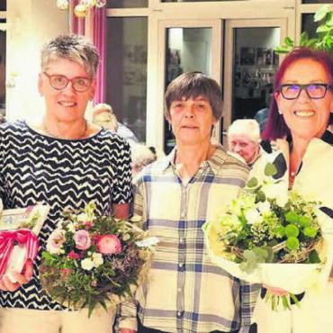Walter Ehrensperger tritt zurück - Der Vorstand des Gönnervereins: (von links) Doris Meier, Walter Ehrensperger (abtretender Aktuar), Priska Stierli (gewählte Aktuarin), Bild: zg