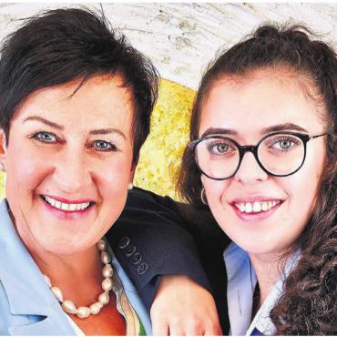 Trauer Raum geben, Abschied würdevoll gestalten - Karin Koch Sager, Geschäftsführerin und Inhaberin des Wohler Bestattungsinstituts Koch, und Tochter Simone Sager, 4. Generation.
Bild: zvg