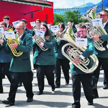 Zeichen für die Zukunft setzen - Mit der grünen Uniform marschiert die «Musig» Bünzen nicht mehr lange. Bild: zg