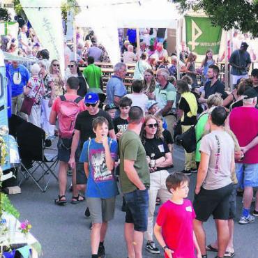 Das schrie nach Wiederholung - Gross und Klein bevölkerte vor zwei Jahren die Marktstrasse. So soll es am 13. Juni wieder aussehen. Bild: Archiv