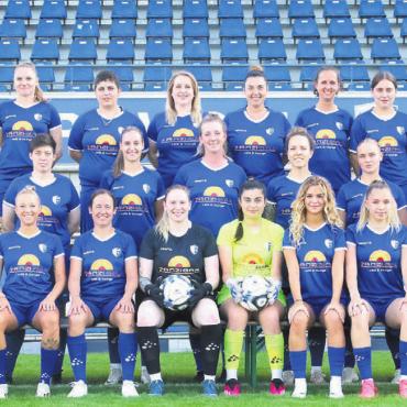 Drei Ziele - Die Frauen des FC Wohlen, Saison 2024/25, hintere Reihe, von links: Viviana Passerini, Michelle Liebi, Jessica Acklin, Jasmin Hochstrasser, Nuria Ambrozzo, Fabienne Brunner, Pascale Lörtscher, Giuliana Gorgiev. Mitte: Larissa Borer, Celine Grütter, Celeste Blanc, Meret Stauber, Valerija Mihailovska, Reto Tännler (Trainer). Vorne: Melanie Geiger, Vesa Ahmetaj, Sandy Steinmann, Maureen Füglistaler, Lara Bachmann, Johanna Steiger, Lorena Scaturro, Alexandra Ruggle, Firanda Rexhepi, Katarina Miljkovic. Es fehlen: Meryl Blanc, Mihaela Mihajlovska, Dana Ramón, Isabelle Räss, Rahel Stäger, Natali Tomic, Celine Stutz, Deborah Tanner, Sabrina Schmid, Valentina Stojilkovic (Trainerin), Urata Iseni.