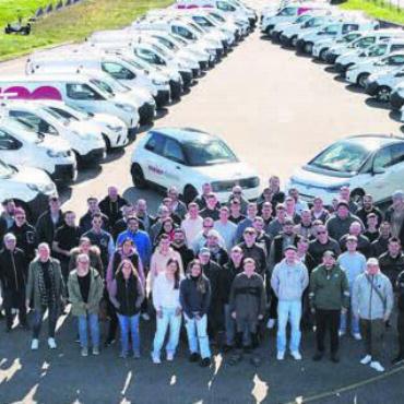 45 Jahre Freude an der Arbeit - Meier Elektro zählt mittlerweile 90 Mitarbeitende und verfügt über eine stattliche Fahrzeugflotte. Bild: zg