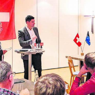 Wahlkampf-Schlussspurt erfolglos - Das Publikum lauscht gespannt den Ausführungen von Benjamin Giezendanner. Bild: zg
