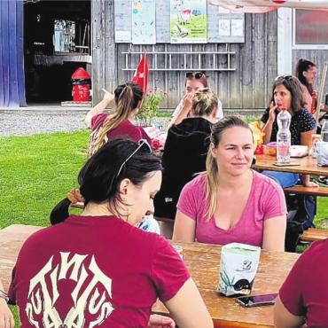 Im Seilpark in luftigen Höhen - Das Vereinsleben aktiv gepflegt: Die Mitglieder der Guggenumsik Tinitus genossen den Ausflug. Bild: zg