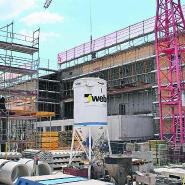 Alles verläuft nach Plan - Die Baustelle rund um die Bezirksschule – Erweiterungsbau (links) und Sanierung alter Bez-Teil (rechts) – kommt gut voran. Bilder: Daniel Marti