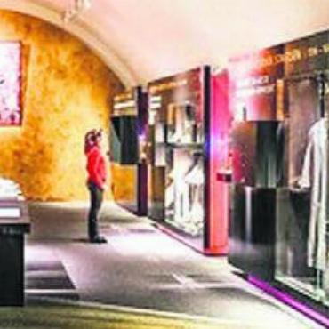 Kloster-Führung - Gewänderausstellung im Äbtekeller. Bild: zg