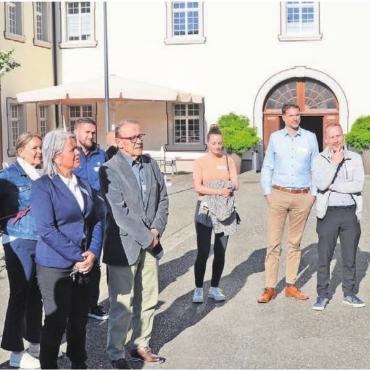 Wo Tradition auf Innovation trifft - Im Höflipark spielt sich im Sommer das gesellschaftliche Leben der Pflegimuri ab. Bruno Strebel (vorne rechts) führt die interessierten Gäste durch die Institution. Bilder: Thomas Stöckli