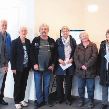 Fairtrade-Gold und Wellness-Gutscheine - Einen Preis entgegengenommen haben, v. l.: Ludwig Wettstein, Christian Michel, Jürg Simon, Rosa Keller, Alfred Frank, Erika Koller, Renate Tassone und Pia Schnüriger. Ganz rechts auf dem Bild: Andrea Hebeisen, Niederlassungsleiter AKB. Bild: zg