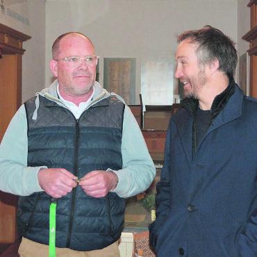 Viel Positives auf beiden Seiten - Hans Peter Frey, Präsident ad interim der Kirchenpflege (links), und Gemeindepräsident Hans-Peter Budmiger in den Räumlichkeiten des Hospizes. Bild: Annemarie Keusch