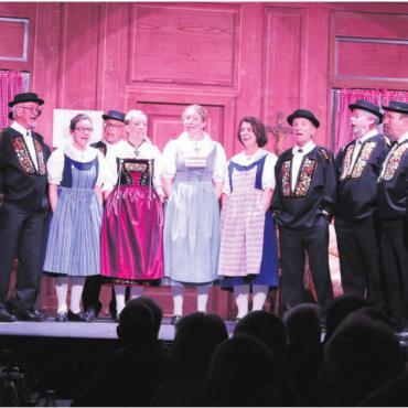 Sanfte Klänge und ein lustiges Stück - Unter der Leitung von René Arnold boten die Sänger des Jodlerklubs ein abwechslungsreiches Liederprogramm. Bilder: ic