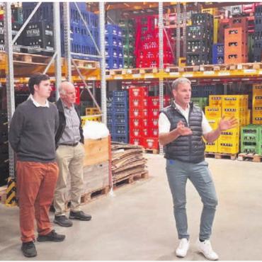 Am Puls von Bevölkerung und KMU - Rundgang durch den Betrieb mit Inhaber Marco Staubli. Bild: zg