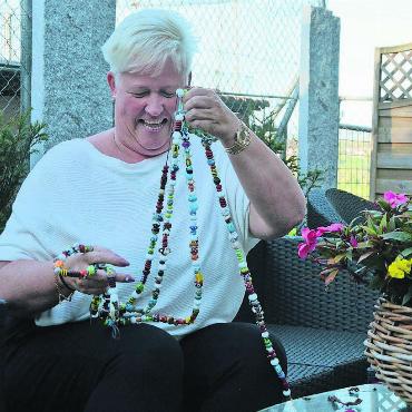 Dreifach dankbar - Jede Perle steht für eine Behandlung, die ihre Tochter Olivia über sich ergehen lassen musste. Trotzdem hatte sie gegen den Krebs keine Chance. Aber Karin Liechti hat zum Lachen zurückgefunden. Bild: Archiv