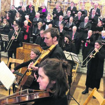 Eindrückliches Klangerlebnis - Der Projektchor und das Ensemble «Il Fuoco eterno» im Chorgestühl der Klosterkirche Muri. Bilder: Thomas Stöckli