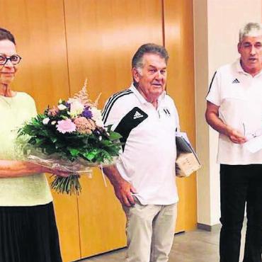 Ein ganz Grosser tritt ab - Roland Hubschmid (rechts) hielt die Laudatio auf Paul Gratwohl. Ebenfalls Bild: zg