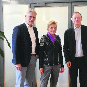 Lösung, die alle weiterbringt - Sie freuen sich, dass es vorwärtsgeht mit der Hausarztpraxis Muri Freiamt AG, von links: Daniel Räber, Verena Gantner und VR-Präsident Andreas Bürge. Weiter im Verwaltungsrat sind Max-Albrecht Fischer und Janet Weber. Bild: Annemarie Keusch