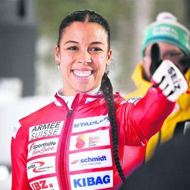«Es war wieder so ein Tag» - Daumen hoch. Melanie Hasler freut sich über eine weitere EM-Medaille. Diesmal im Monobob. Bild: IBSF