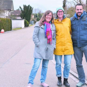 Sicherheit geht ihnen über alles - Zuerst kämpften sie für Tempo 30 auf der Martinstrasse, jetzt für alle Quartiere im Dorf, von links: Franziska Schiltknecht, Fabienne und Sandro Gugerli. Bild: Annemarie Keusch