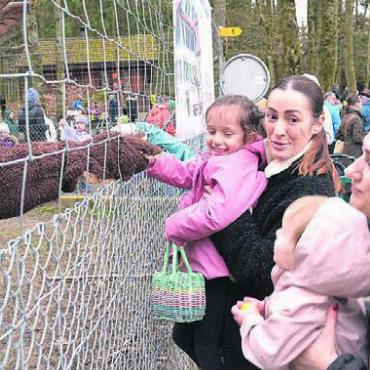 Generationen kommen zusammen - Ein besonderes Treffen: Persönlich übergibt der Osterhase den Kindern ein Ei.