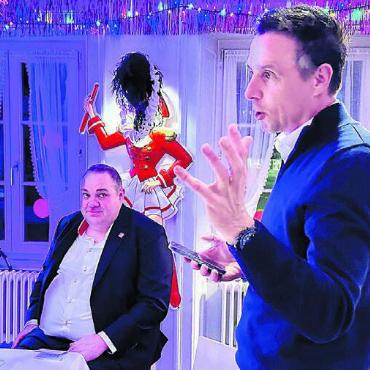 «Und in einer Ecke spinnen sie ...» - Handball-Präsident Pascal Jenny spricht. Schwingerboss Stefan Strebel hört gespannt zu.