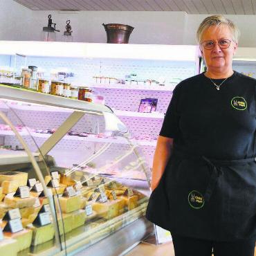 Der Schweizer Käse bleibt - Das breite Sortiment an Raclettesorten ist eines der Highlights in der Chäsi Muri. Aber auch sonstige Lebensmittel sind im Laden zu finden. Bild: Annemarie Keusch