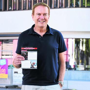 Daniel Renggli ist Kopf des Monats - Daniel Renggli, Kopf des Monats Oktober: Er ist Kulturmensch, Schaffer, das Herz und auch der Retter des Filmklubs Wohlen. Die Aufnahme zeigt ihn vor dem neuen Vereinskino, dem Chappelehof.