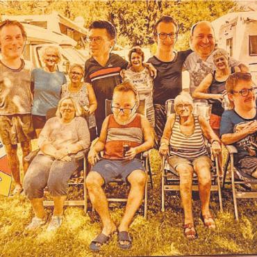 Sie stecken in den Startlöchern - Per Fotomontage in den Urlaub auf dem Campingplatz: die Neuenburger.