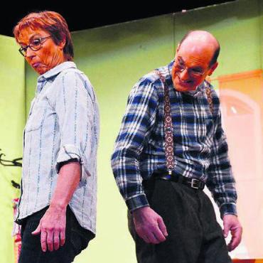 Mit Schauspiel und Gesang - Was läuft da zwischen Wanderin Trudi (Rosi Gabriel) und Bauer Ernst (Walter Mäder)?